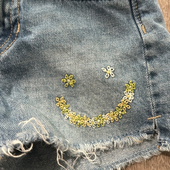 Old navy girls cut off jean shorts 5 - Picture 2 of 4